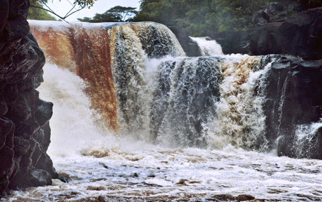 air vibrate as water cascades