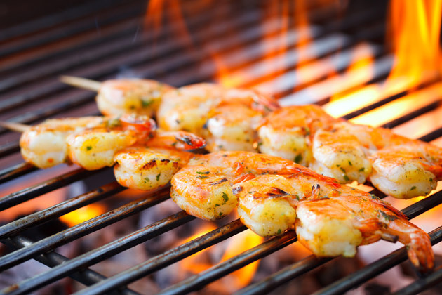 Eat the freshly grilled shrimp 