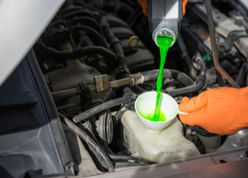 filling-antifreeze-in-car