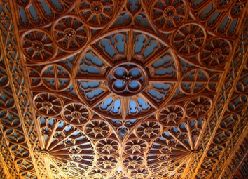 lello-bookstore-ceiling-interior-porto-portugal