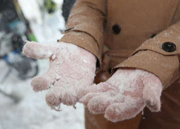there-lots-snow-on-gloves