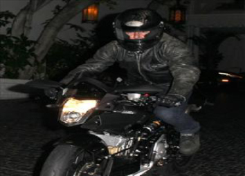 Tom Cruise flaunts the Vyrus 985 C4.4V